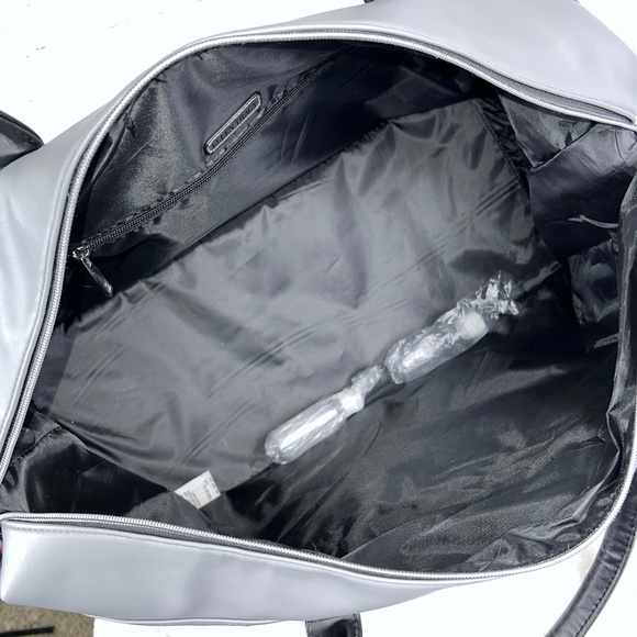 🚫SOLD! •NWT🤩 |•ELLEN TRACY•| Gorgeous The 20" Smooth Color Block Duffle Bag - Picture 12 of 16